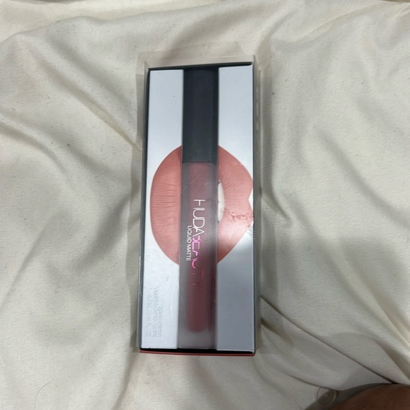 Huda Beauty liquid matte lipstick - Picture 1 of 2